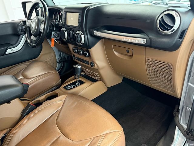 Used 2017 Jeep Wrangler Unlimited Rubicon w/ Connectivity Group AWD/4WD image 13