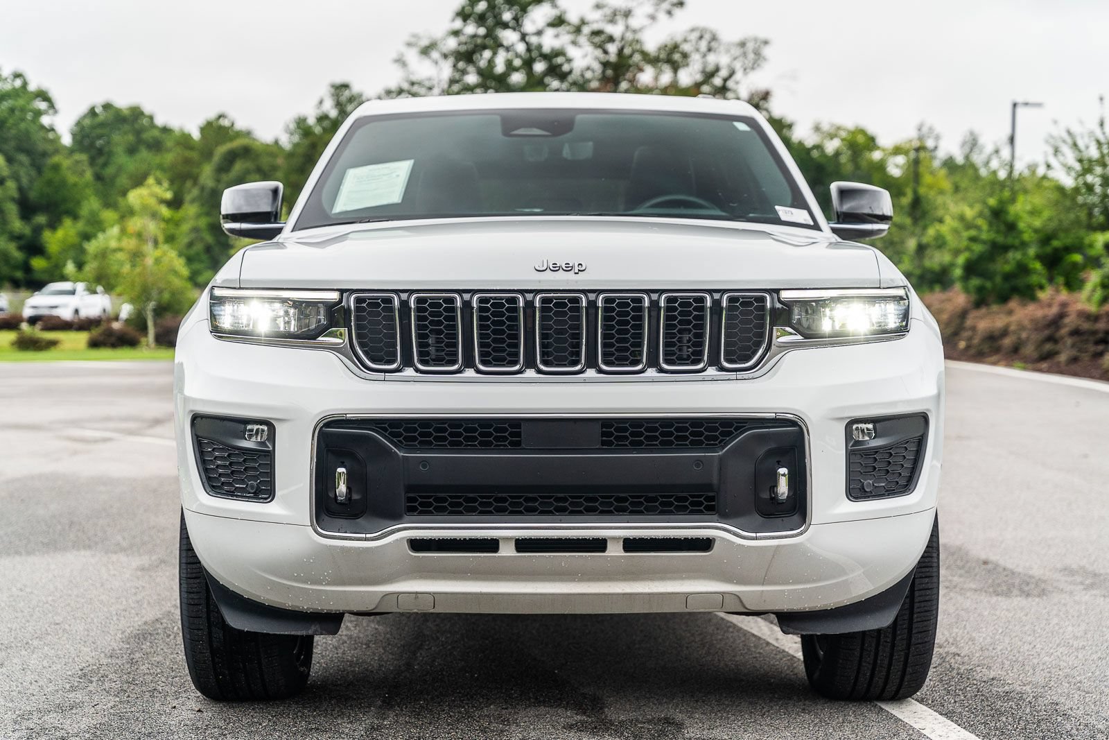 Used 2022 Jeep Grand Cherokee Overland w/ Luxury Tech Group IV AWD/4WD image 3