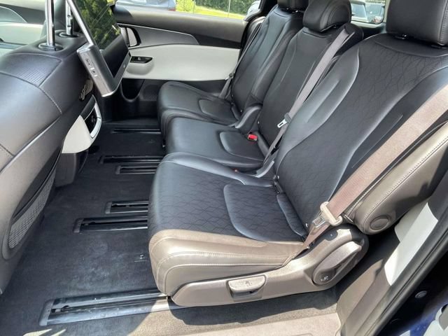 Used 2023 Kia Carnival LX FWD image 3