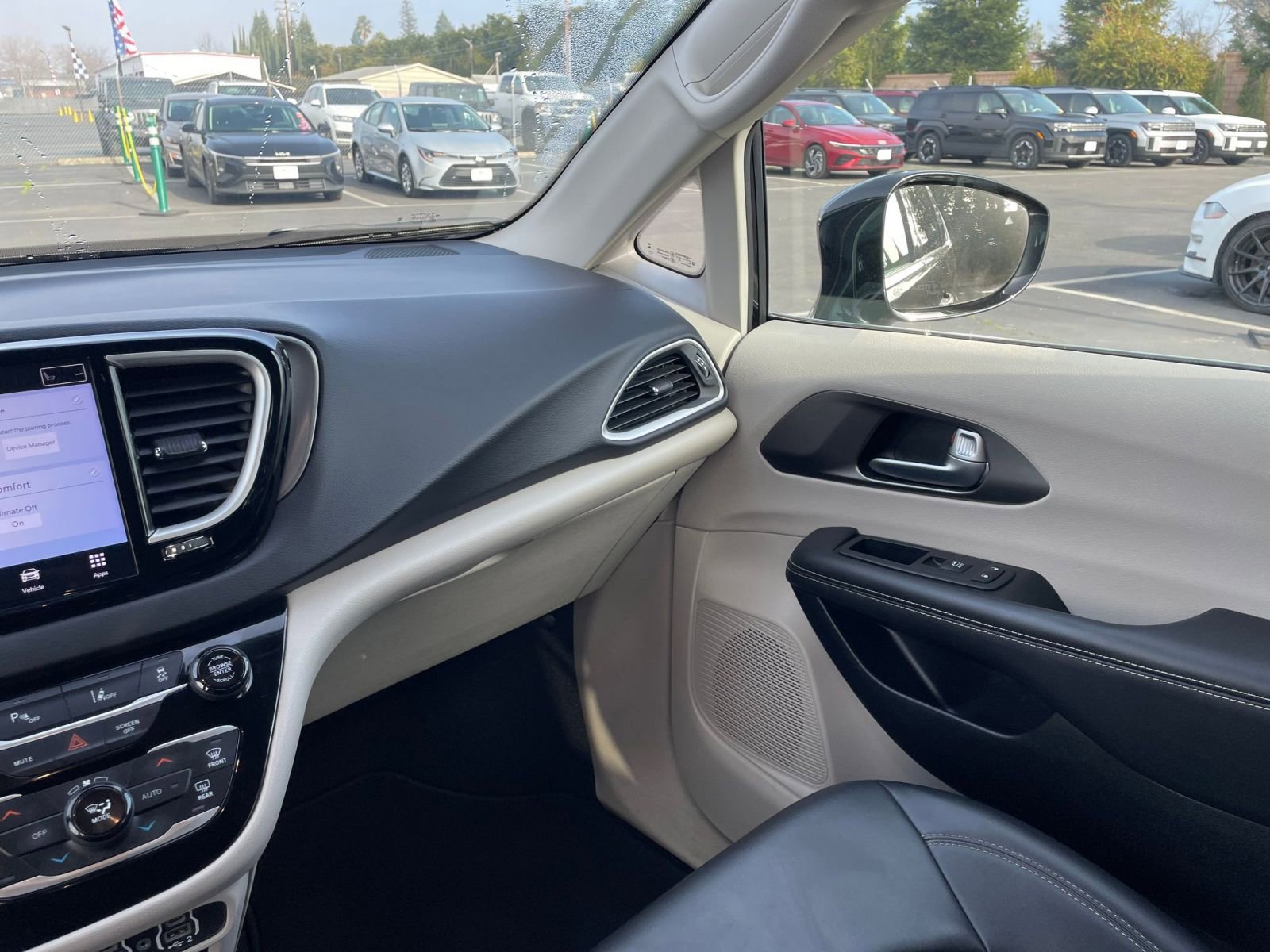 Used 2024 Chrysler Pacifica Touring-L image 38