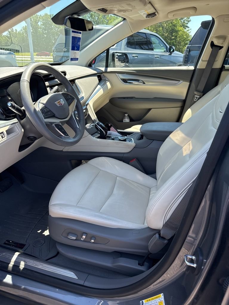 Used 2022 Cadillac XT5 Premium Luxury FWD image 2