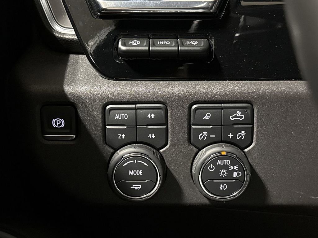 Used 2024 Chevrolet Silverado 1500 High Country w/ Technology Package AWD/4WD image 19