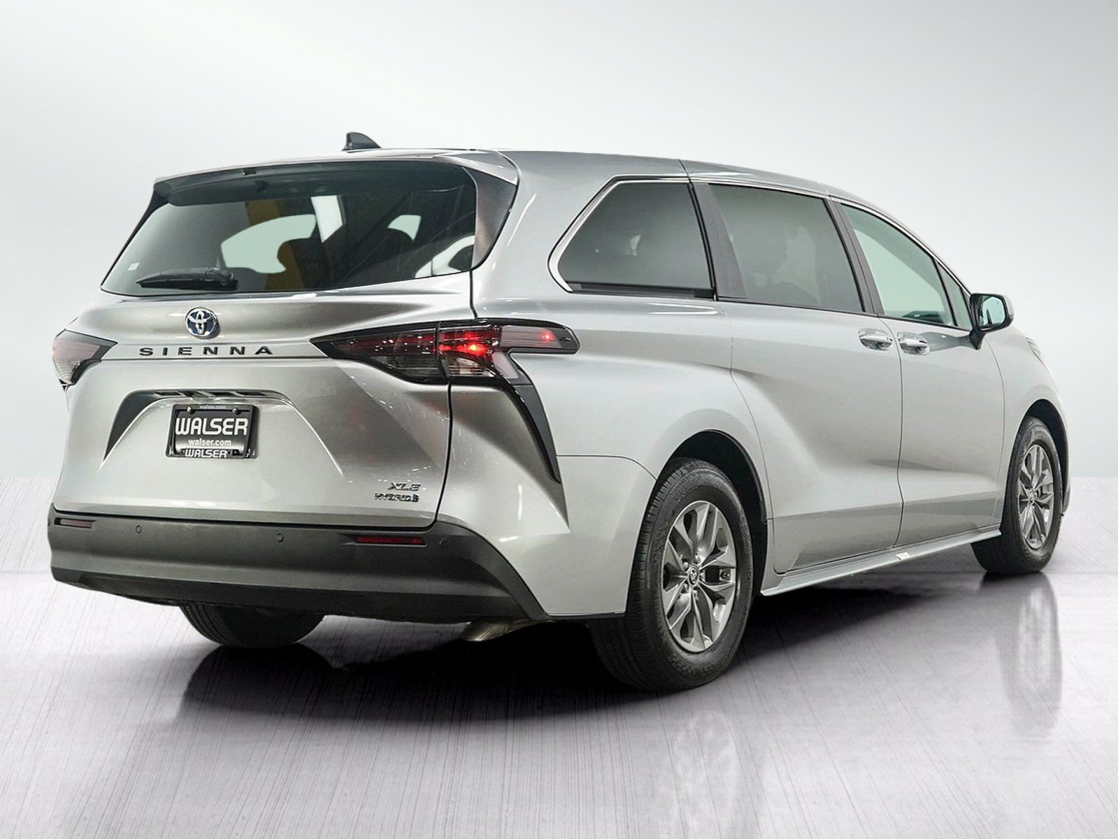 Used 2024 Toyota Sienna XLE FWD image 5