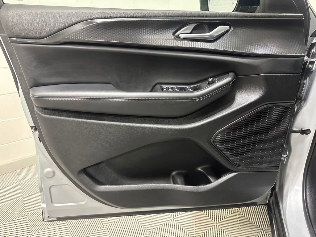 Used 2025 Jeep Grand Cherokee Altitude image 20