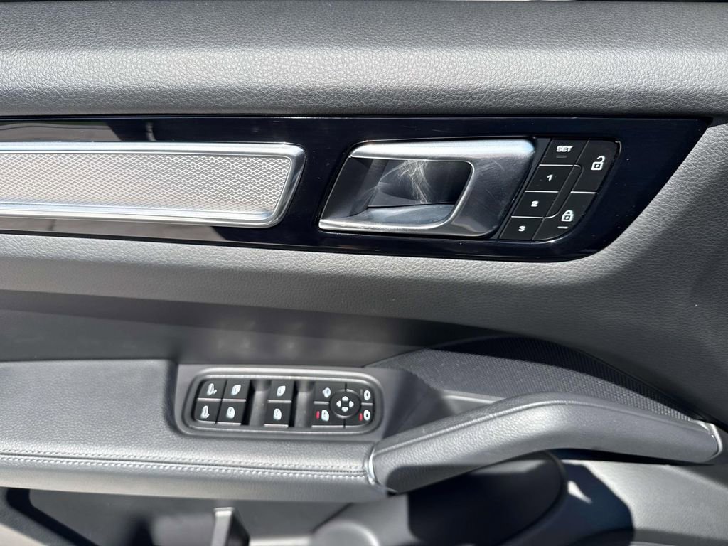 Certified 2023 Porsche Cayenne S Platinum AWD/4WD image 23