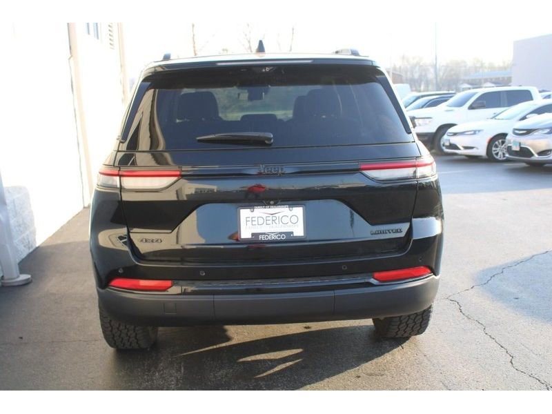 Used 2023 Jeep Grand Cherokee Limited w/ Luxury Tech Group II AWD/4WD image 4