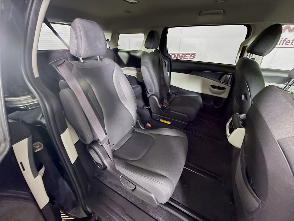 Used 2022 Kia Carnival LX image 30