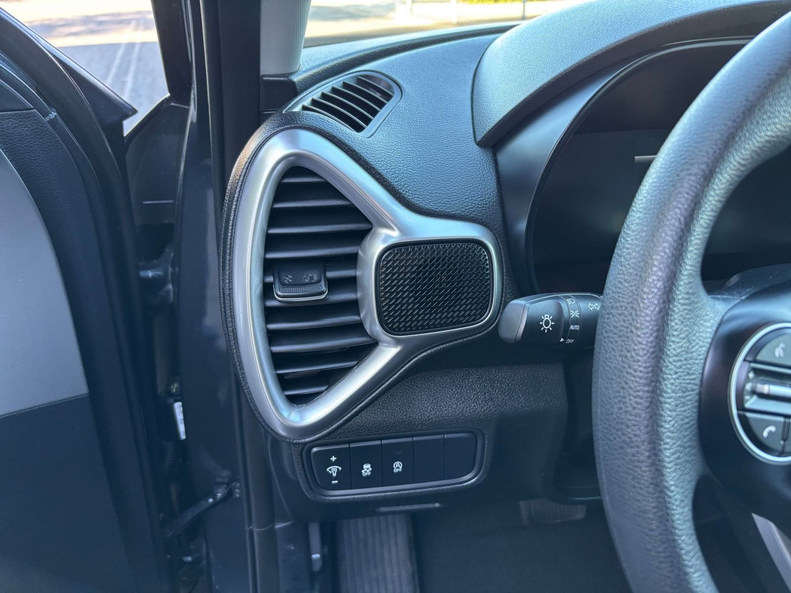 Used 2025 Kia Soul LX w/ LX Technology Package image 32