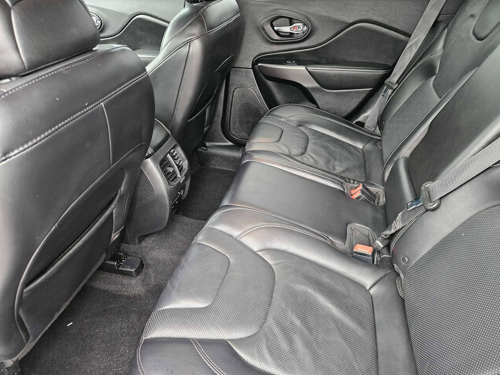 Used 2019 Jeep Cherokee Limited FWD image 28