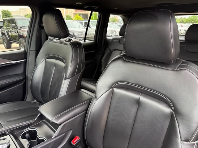 Used 2024 Jeep Grand Cherokee Limited w/ Black Appearance Package AWD/4WD image 14
