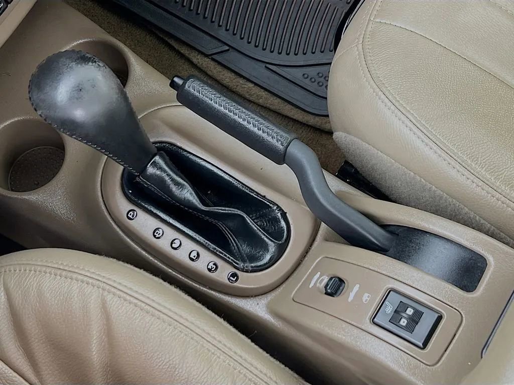 Used 2002 Chrysler Sebring LXi image 17