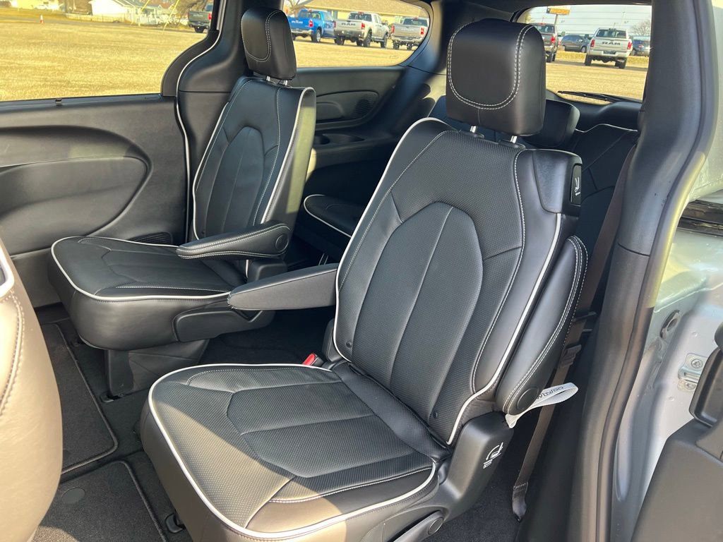 New 2026 Chrysler Pacifica Limited w/ S Appearance Package AWD/4WD image 24