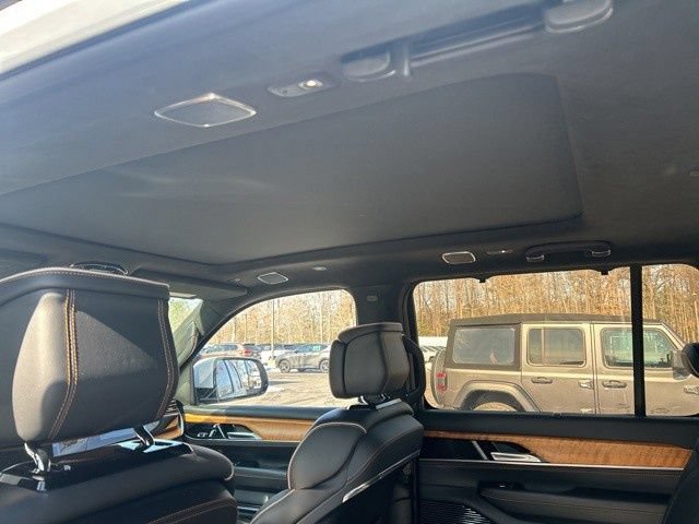 Used 2022 Jeep Grand Wagoneer Series III AWD/4WD image 8
