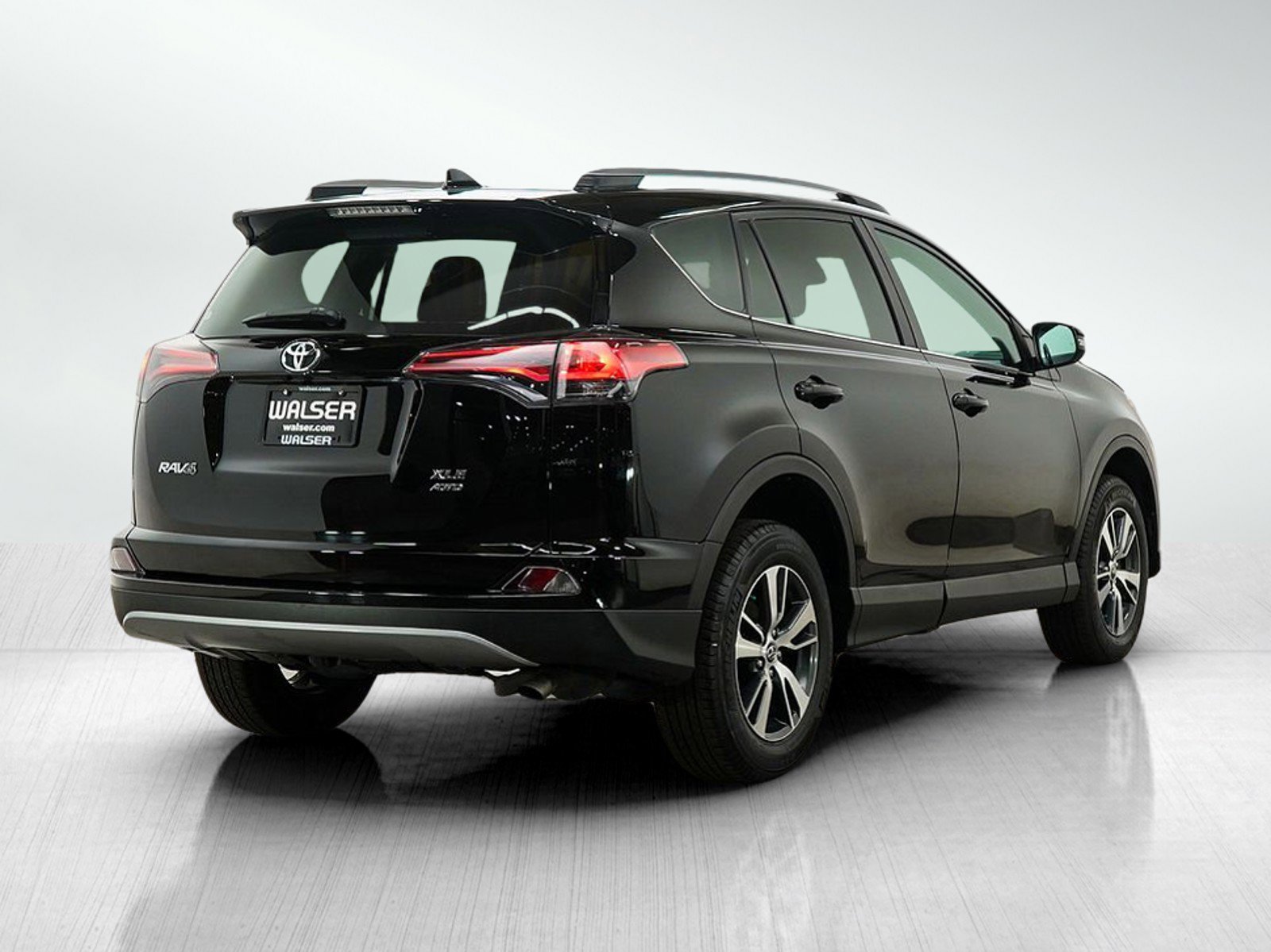 Used 2018 Toyota RAV4 XLE w/ Plus Extra Value Package AWD/4WD image 5