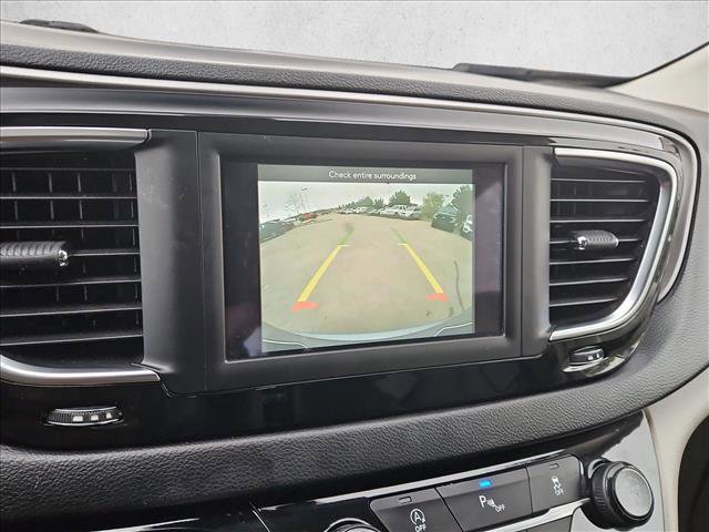 Used 2020 Chrysler Pacifica Touring-L FWD image 13