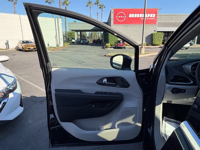 Used 2024 Chrysler Pacifica Limited FWD image 15