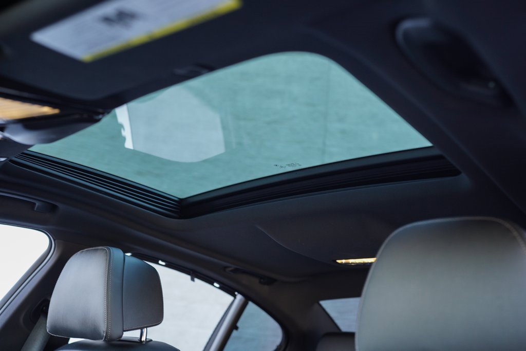 Used 2023 BMW M550i xDrive w/ Dynamic Handling Package image 34