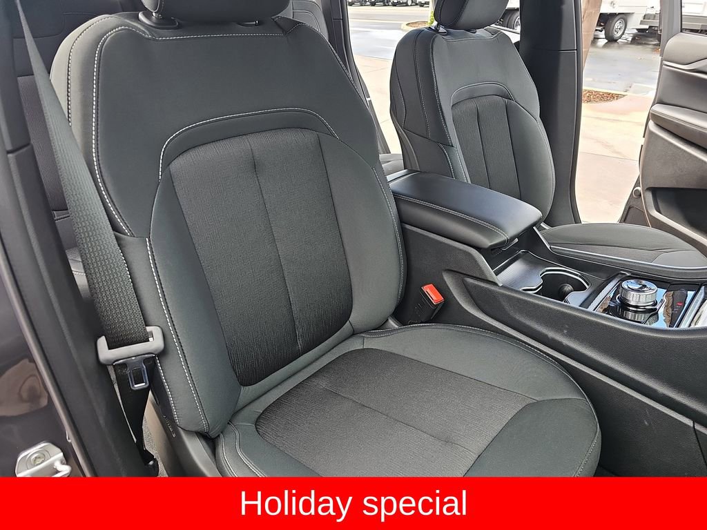 New 2025 Jeep Grand Cherokee Laredo w/ Luxury Tech Group I image 10