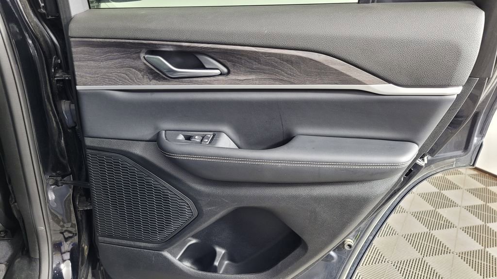 Used 2023 Jeep Grand Cherokee Limited w/ Black Appearance Package image 32