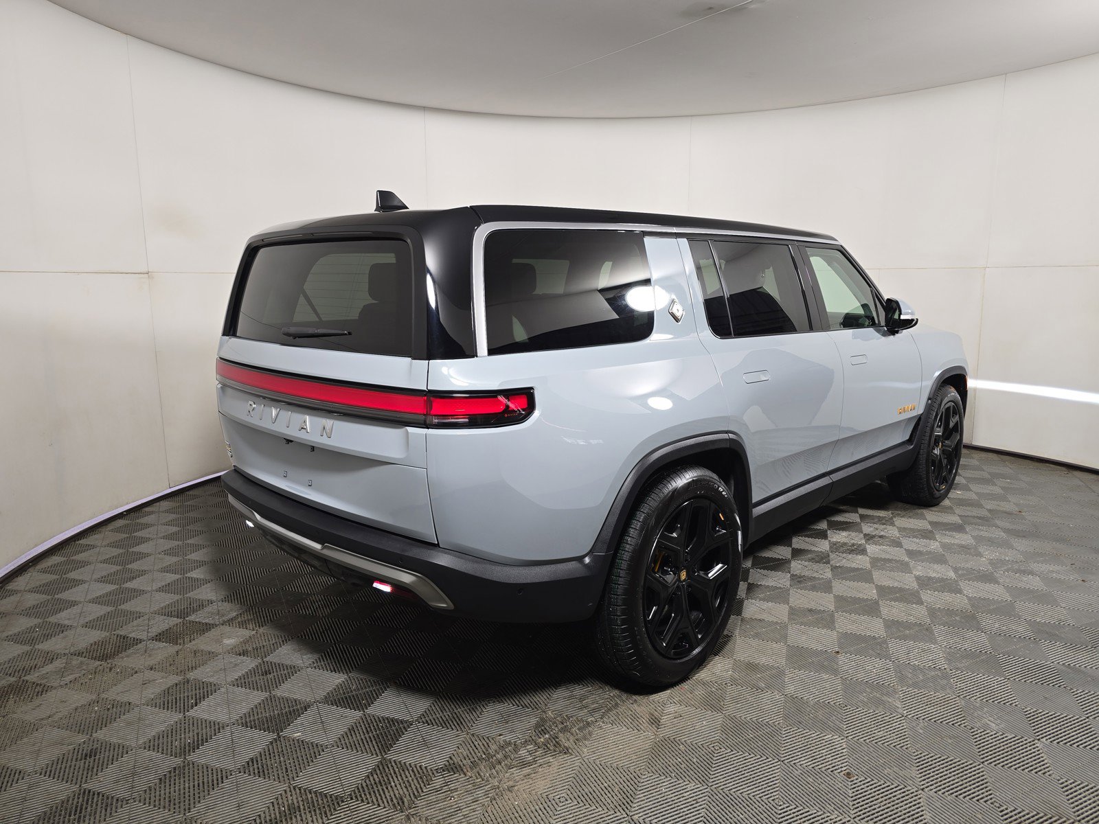 Used 2024 Rivian R1S Adventure AWD/4WD image 5