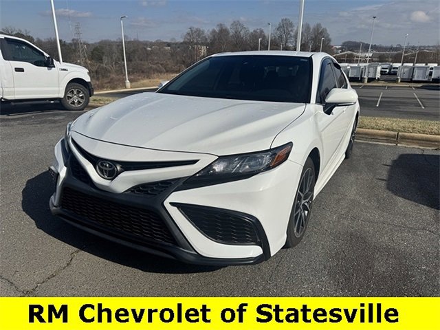 Used 2022 Toyota Camry SE image 1