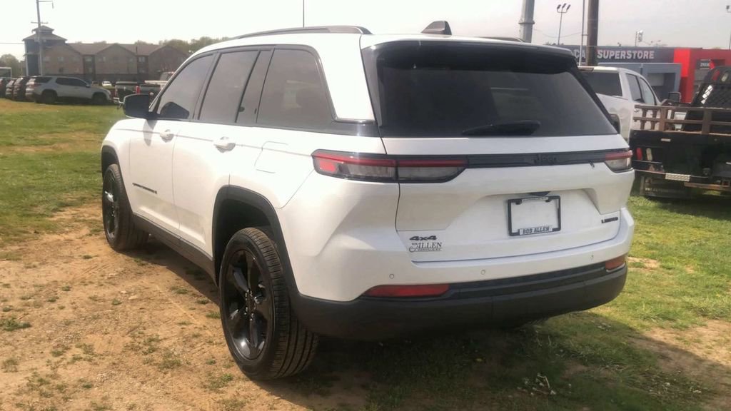 Used 2025 Jeep Grand Cherokee Limited w/ Black Appearance Package AWD/4WD image 5