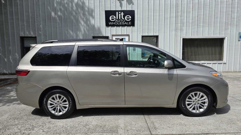 Used 2017 Toyota Sienna XLE Premium FWD image 6