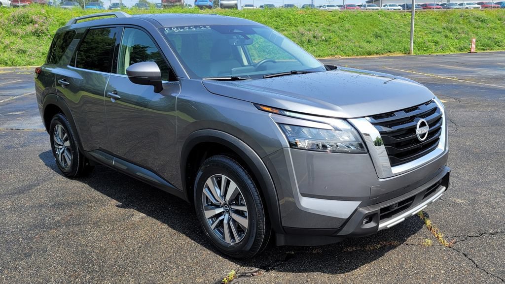 Used 2025 Nissan Pathfinder SL FWD image 2