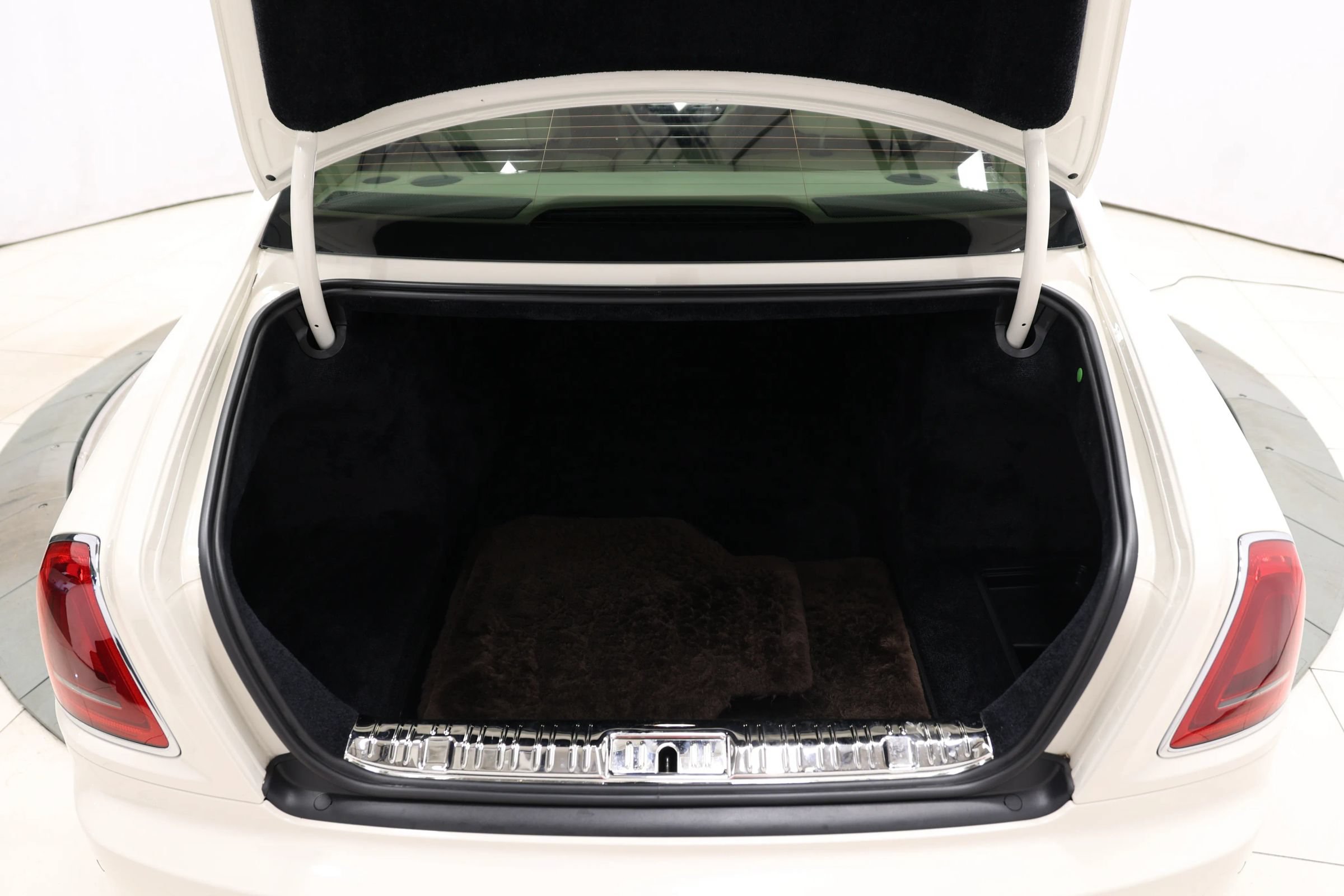 Used 2016 Rolls-Royce Ghost RWD image 75