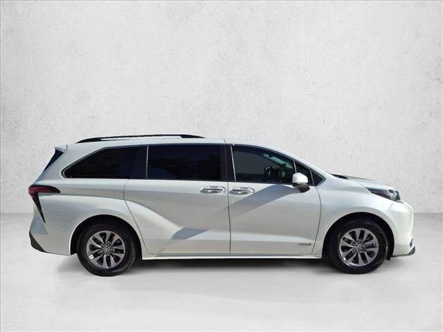 Used 2021 Toyota Sienna XLE FWD image 4