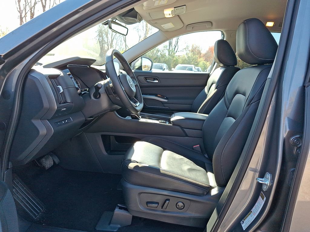 Used 2024 Nissan Pathfinder SL w/ Black Appearance Package image 3