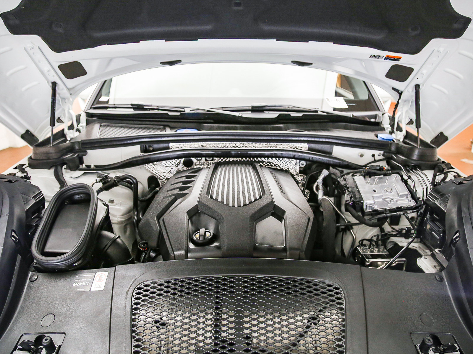 Certified 2026 Porsche Macan AWD/4WD image 32