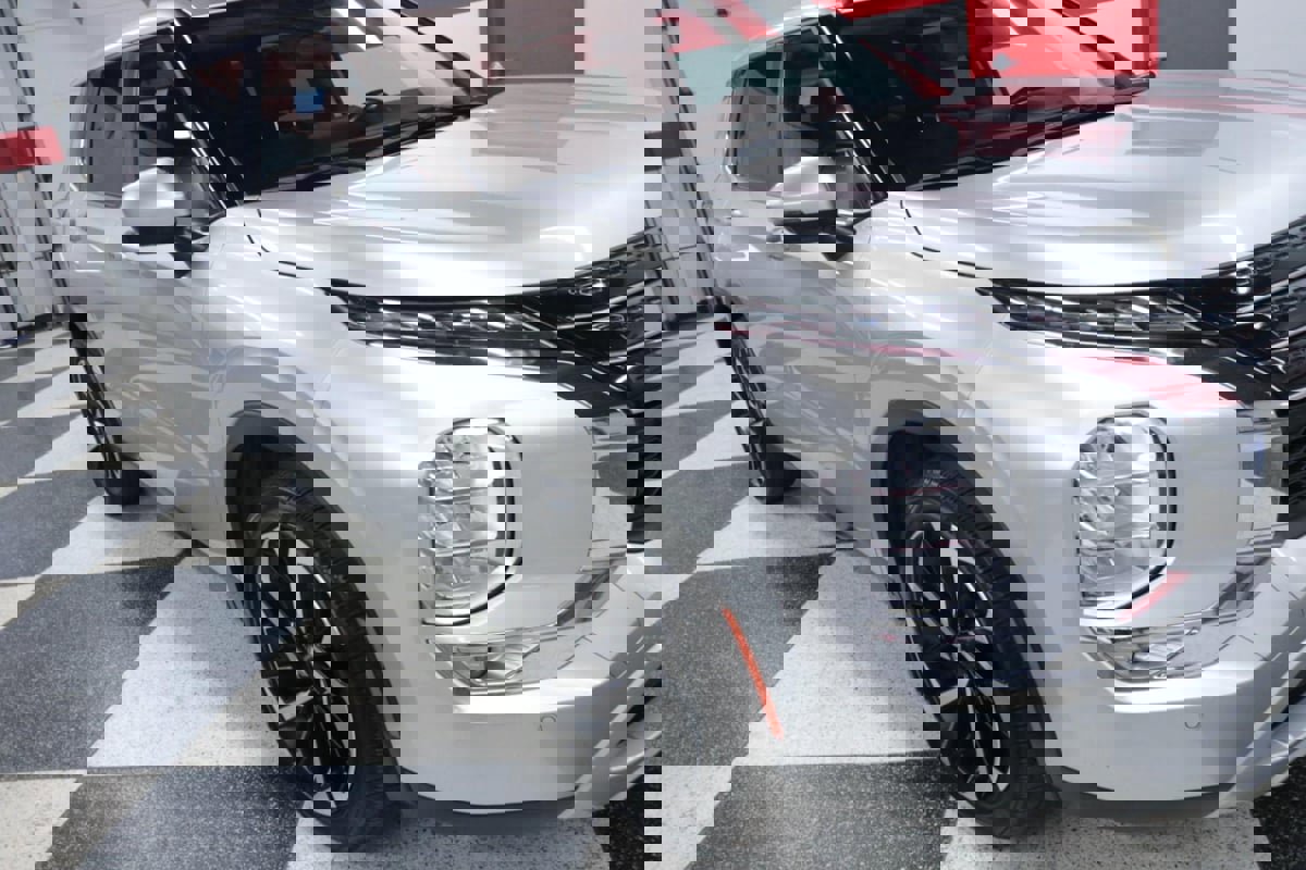 Used 2024 Mitsubishi Outlander SE image 34