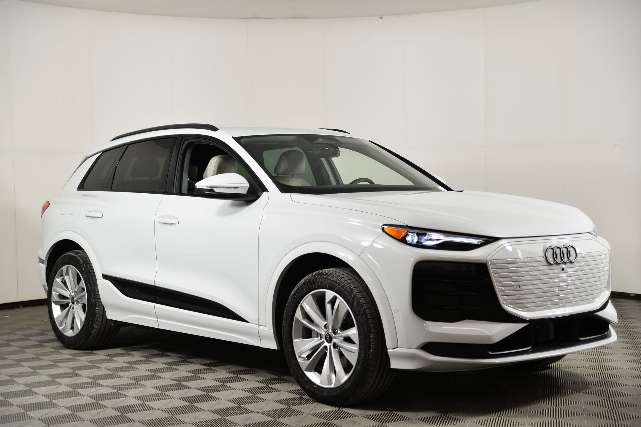 Certified 2025 Audi Q6 e-tron Premium w/ Convenience Package image 6