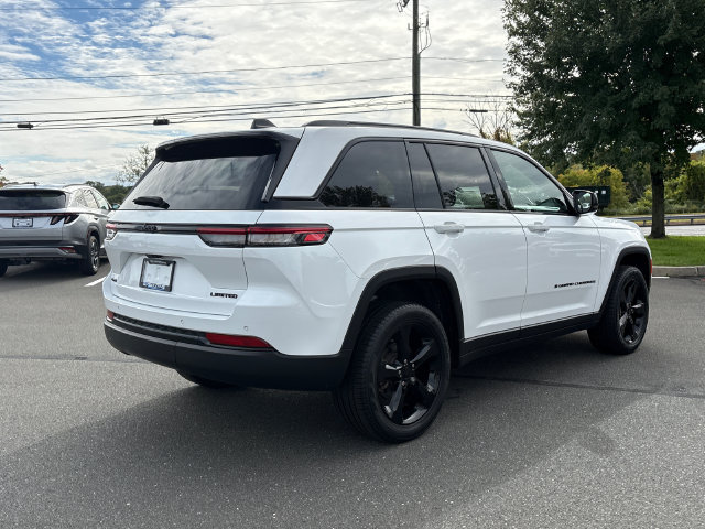 Used 2023 Jeep Grand Cherokee Limited w/ Black Appearance Package AWD/4WD image 4