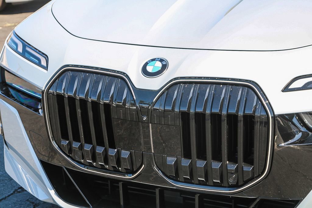 Used 2025 BMW 760i xDrive image 5
