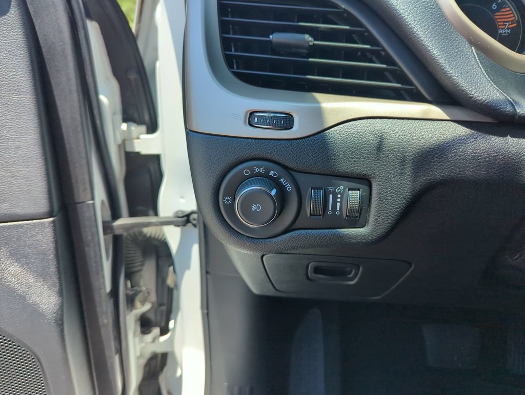 Used 2017 Jeep Cherokee Latitude FWD image 20