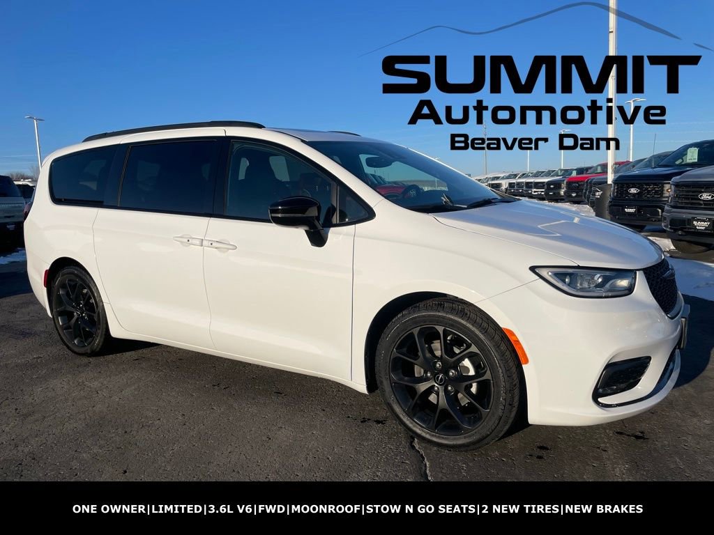 Used 2025 Chrysler Pacifica Limited image 1