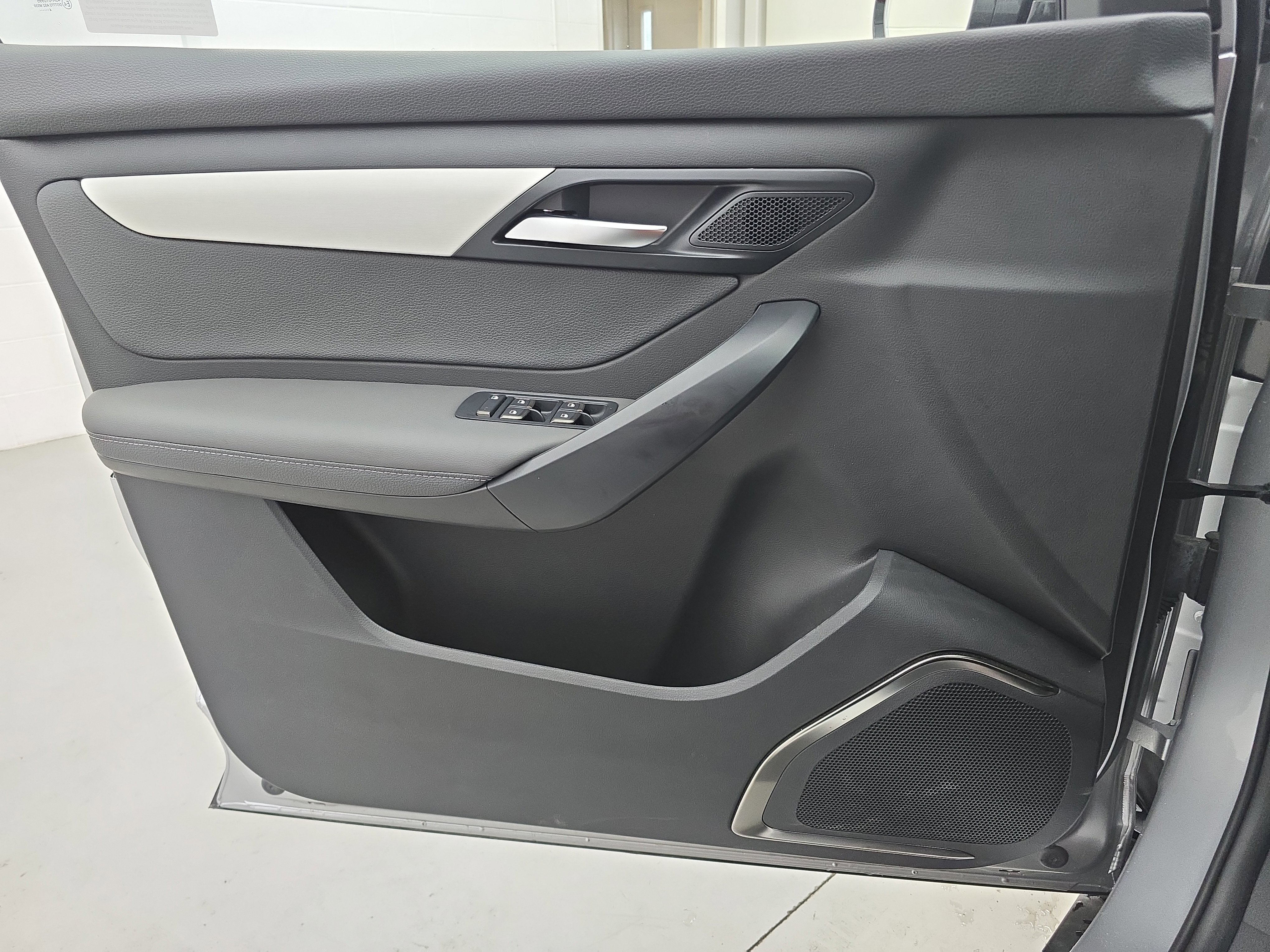 New 2025 VinFast VF 8 Plus image 25