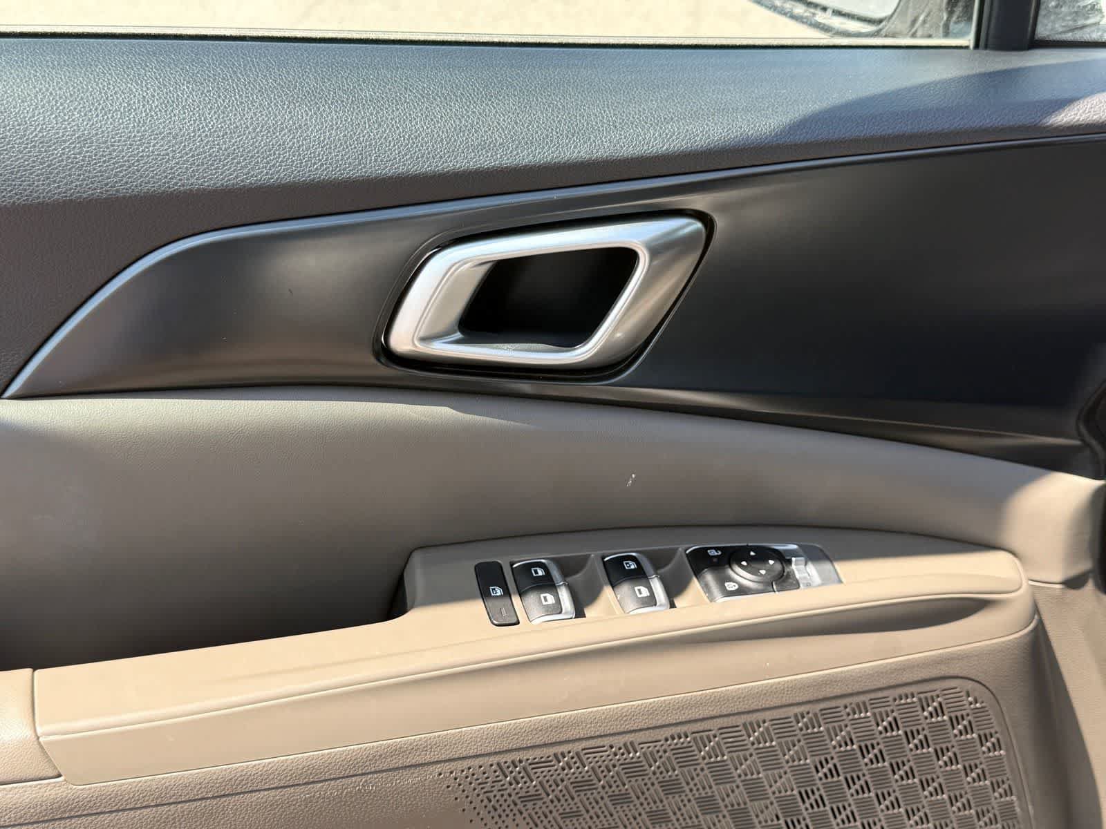 Used 2025 Kia Carnival FWD image 15