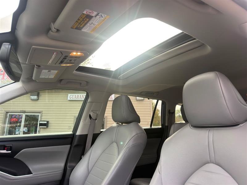Used 2022 Toyota Highlander XLE AWD/4WD image 21