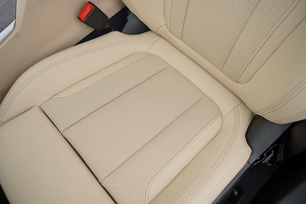 Used 2025 BMW 330i xDrive Sedan w/ Premium Package image 12