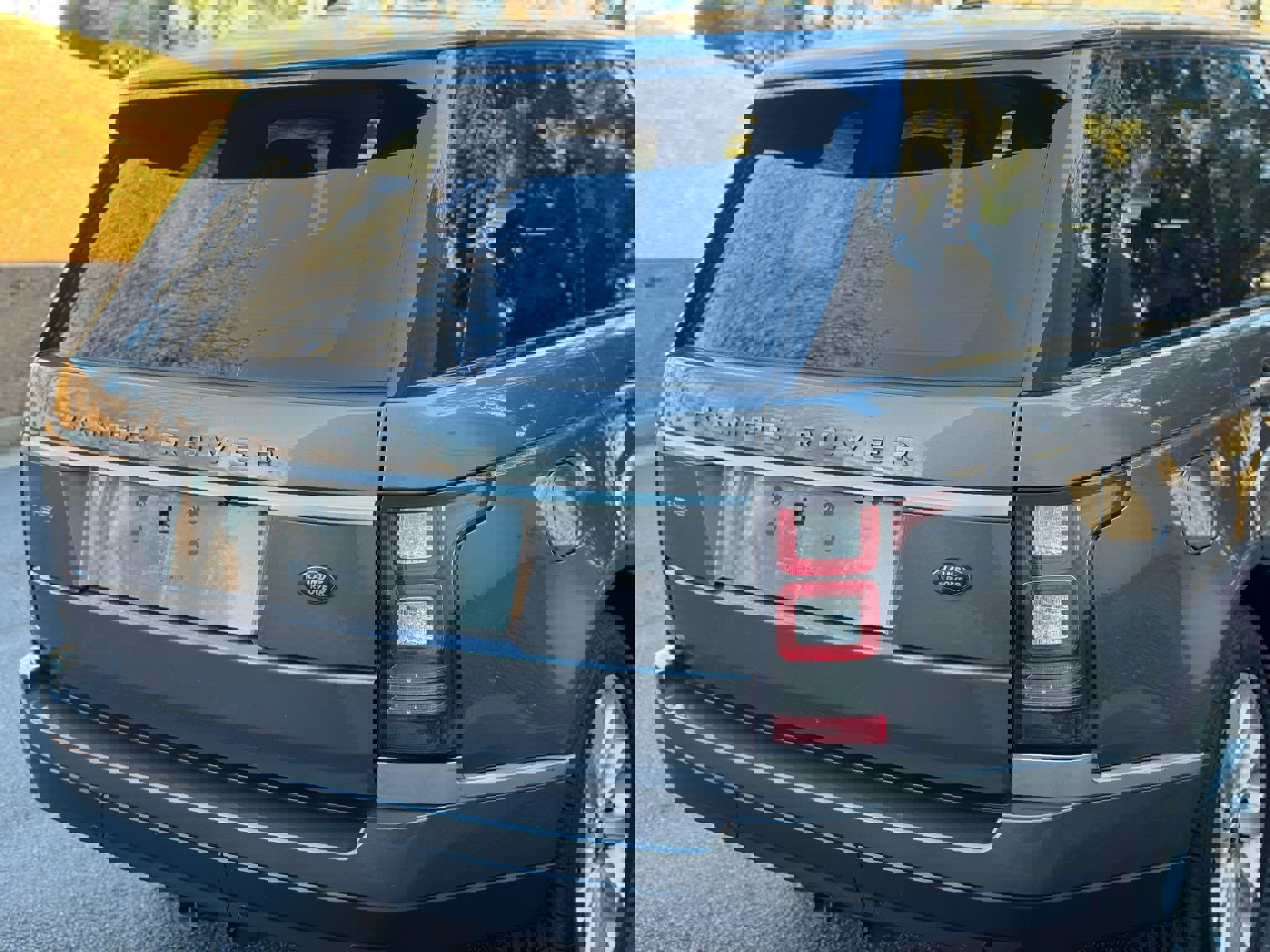 Used 2014 Land Rover Range Rover HSE image 16