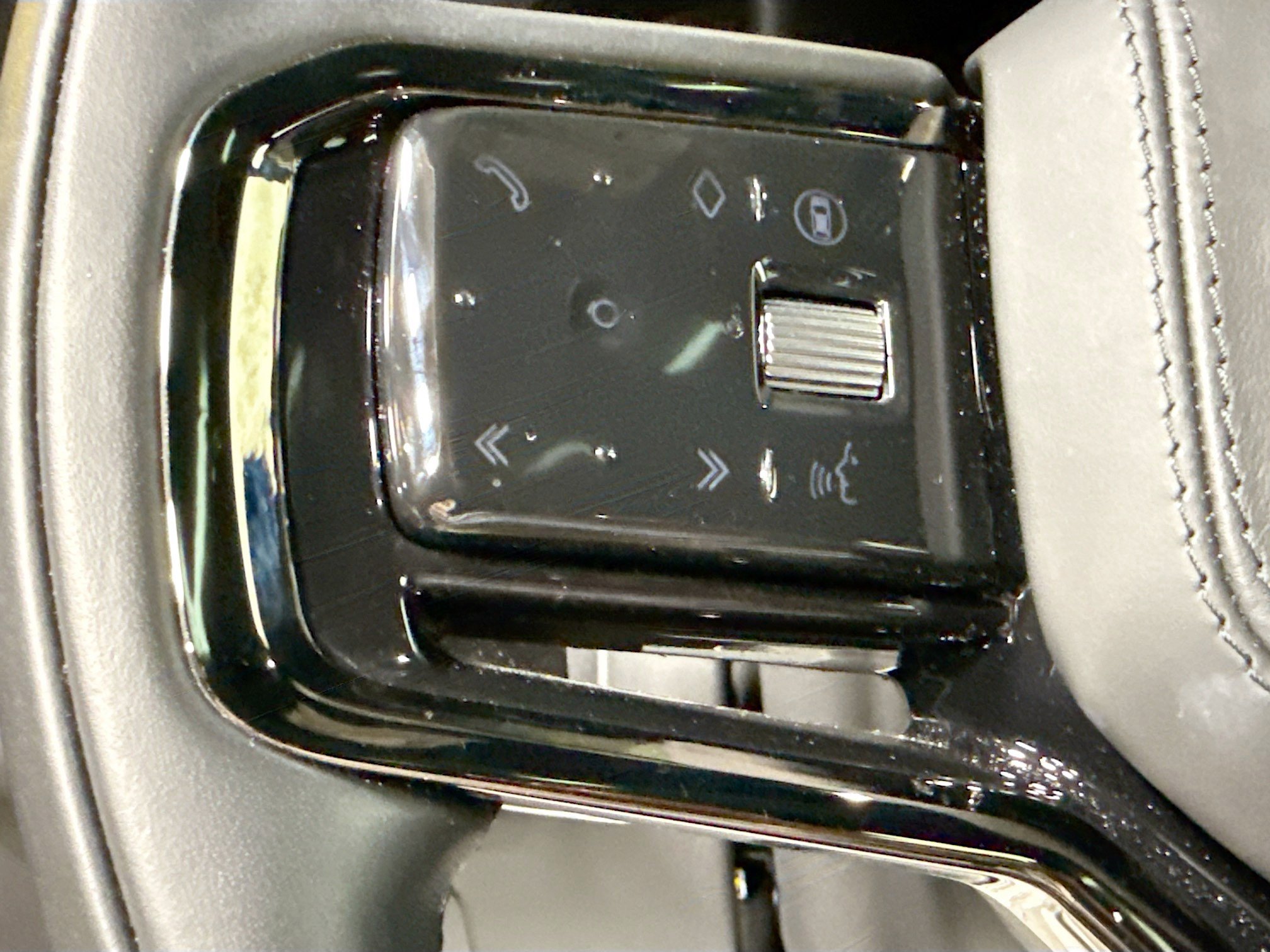 Certified 2026 Land Rover Range Rover Velar Dynamic SE AWD/4WD image 37