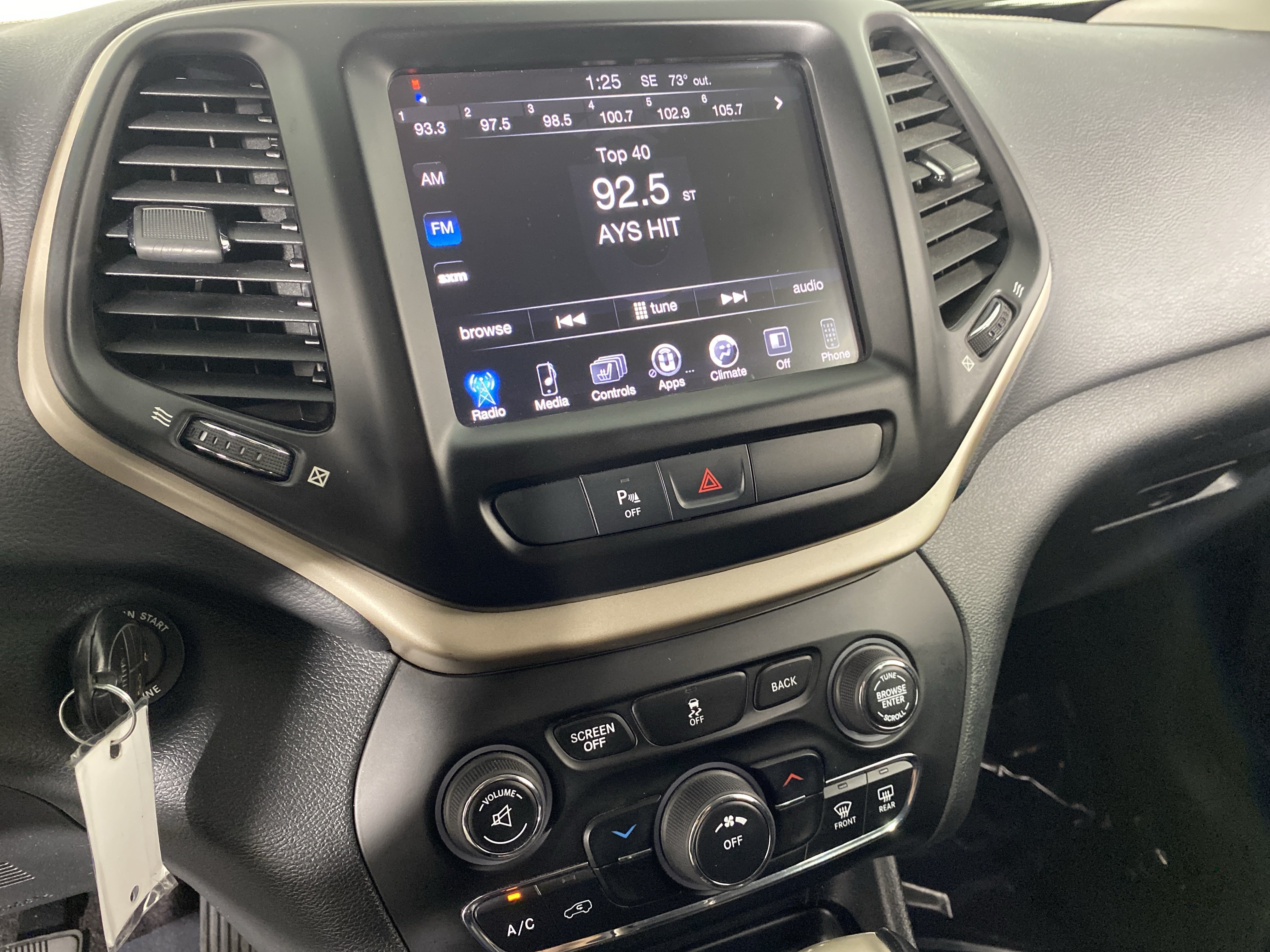Used 2016 Jeep Cherokee Latitude w/ Safety/Convenience Group AWD/4WD image 26