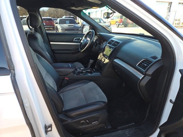 Used 2017 Ford Explorer XLT w/ Equipment Group 202A image 12