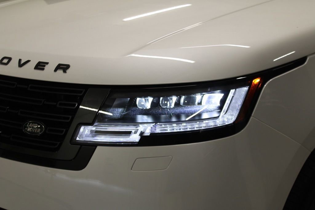 Used 2025 Land Rover Range Rover SE image 11