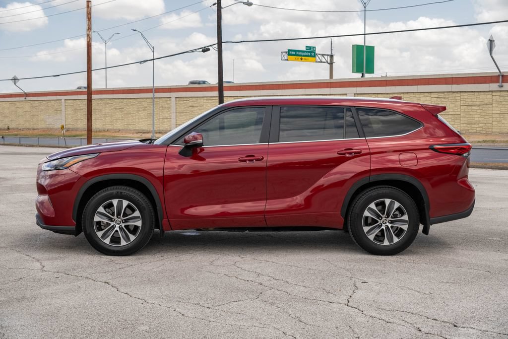 Used 2023 Toyota Highlander XLE FWD image 5