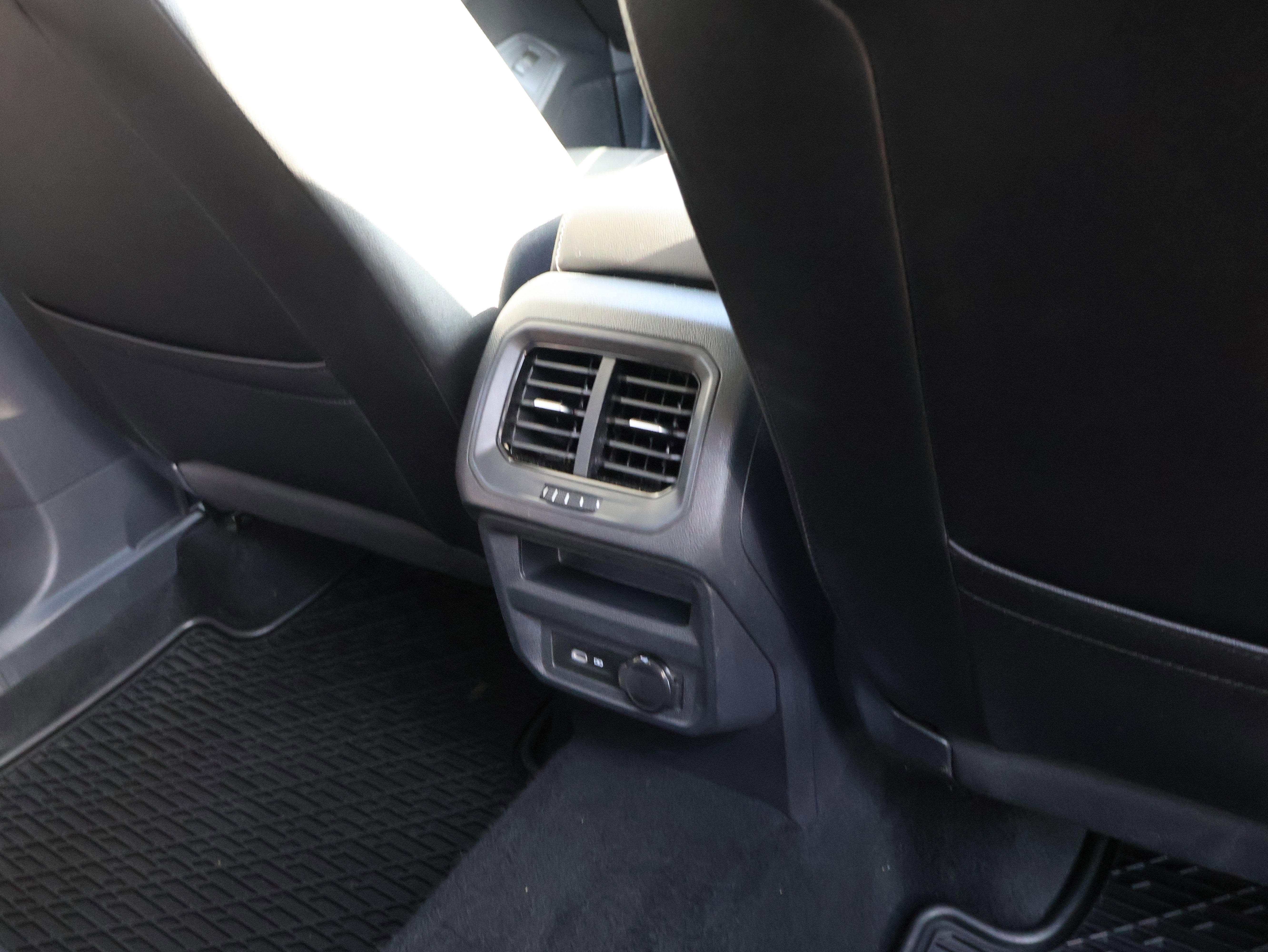 Used 2022 Volkswagen Tiguan SE w/ Panoramic Sunroof Package image 14