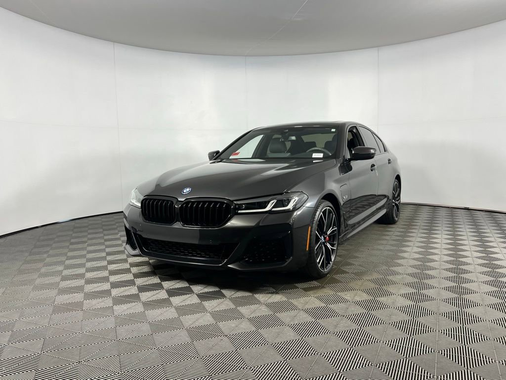 Used 2023 BMW 530e w/ M Sport Package image 3